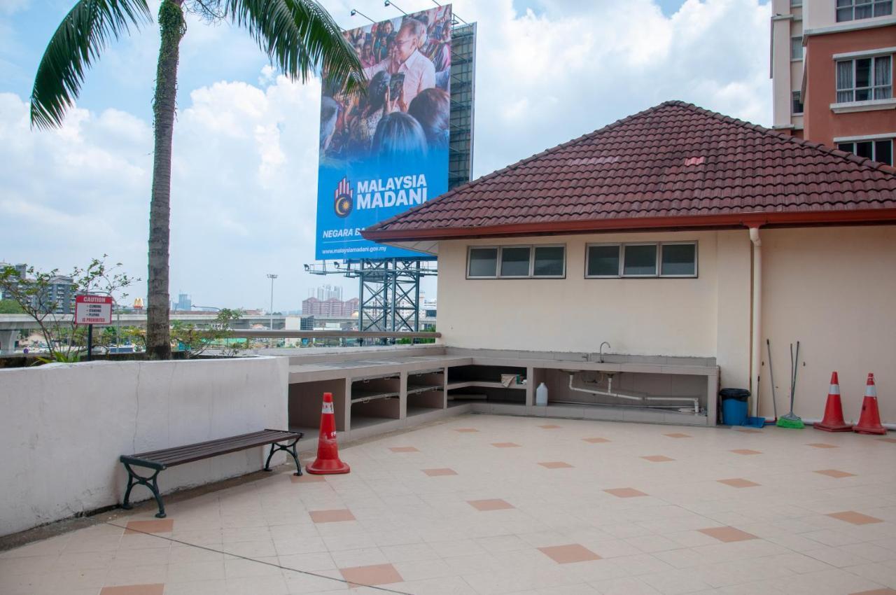 Five H Family Service Apartment Seri Kembangan Exterior foto